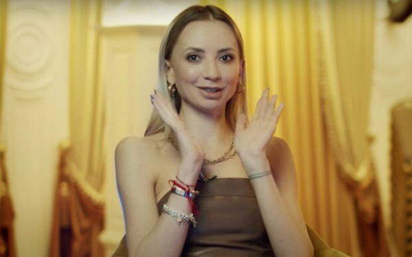 Девочка Кравец из "Женского квартала" Ира Сопонару крепко схватила волосатого блондинчика: "Попался"