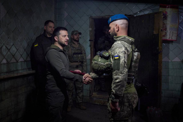 Зеленский приехал на фронт и вручил награды украинским морпехам
