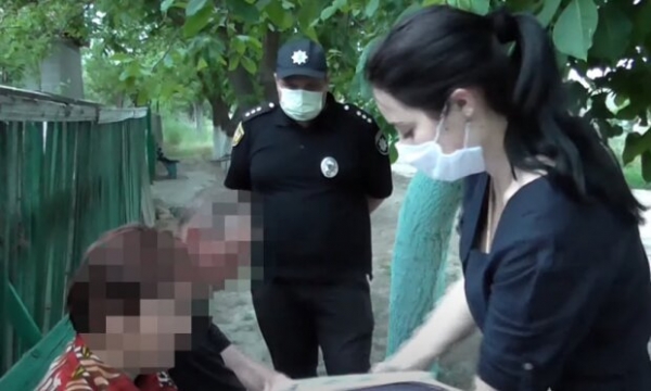 Посоветовала подруга – на Одесщине мать цепями привязала дочь к дивану и совершила страшное Посоветовала подруга – на Одесщине мать цепями привязала дочь к дивану и совершила страшное