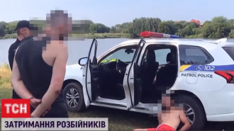 Дерзкий разбой на Ровенщине: бизнесменов связали и отобрали 800 тыс. грн прямо на дороге
Дерзкий разбой на Ровенщине: бизнесменов связали и отобрали 800 тыс. грн прямо на дороге