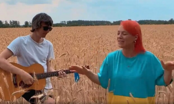 Светлана Тарабарова затащила молоденького музыканта в поле пшеницы: "Мы должны выстоять" Светлана Тарабарова затащила молоденького музыканта в поле пшеницы: "Мы должны выстоять"