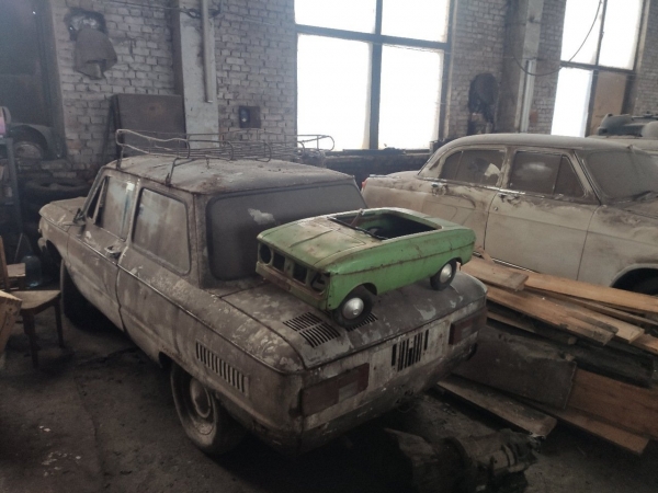 Уникальную коллекцию советских авто бросили ржаветь на складе
Уникальную коллекцию советских авто бросили ржаветь на складе