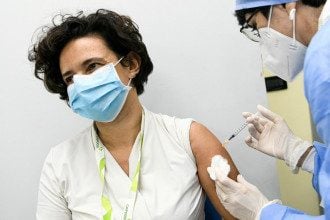 Эксперт объяснил, как заставить украинцев делать прививки от коронавируса
