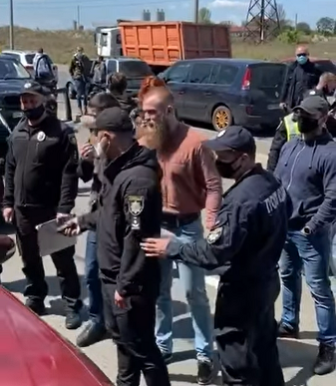 
Скандальный нардеп от "Слуги народа" засветился на автопробеге Шария в Одессе: его назвали "бородатой куклой"
 