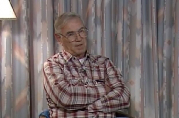 "Я обещал не говорить...": медсестра скрыла, что военные насильно заставили ее вскрыть пришельца?