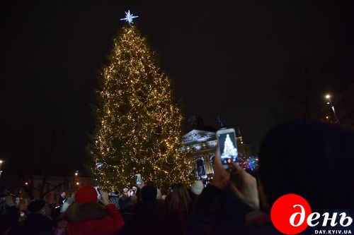 Во Львове торжественно зажгли главную елку города Во Львове торжественно зажгли главную елку города