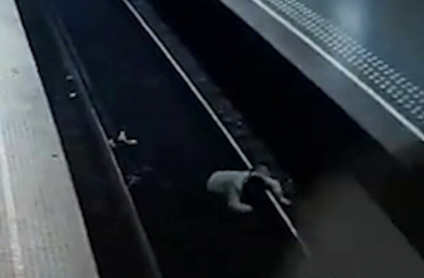 55-летнюю женщину неизвестный столкнул с перрона под поезд метро и убежал: запомните это лицо 55-летнюю женщину неизвестный столкнул с перрона под поезд метро и убежал: запомните это лицо