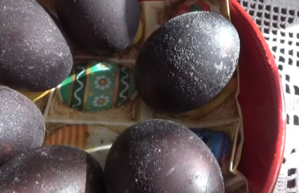 Не только луковая шелуха, но резинки и кружево: как необычно покрасить яйца на Пасху