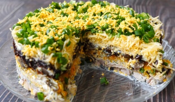 Быстро и вкусно &ndash; рецепт "золотого" салата, который доведет гостей до блаженства