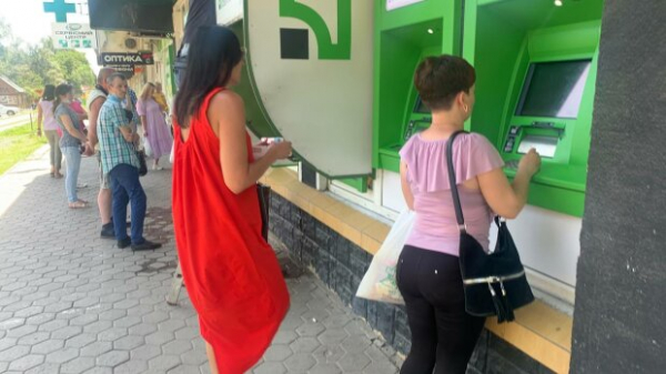 У клиентов "Приватбанка" ночью исчезли деньги со счетов: "Несколько тысяч минус"