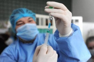 Новая волна обязательной вакцинации от COVID-19: в Минздраве уточнили новый список профессий

