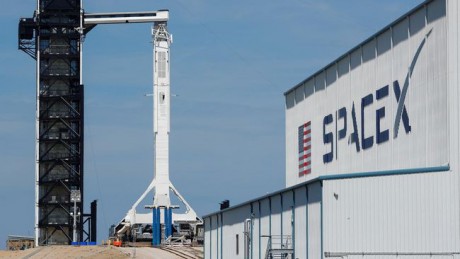 Компания SpaceX планирует в сентябре запустить первую миссию с космическими туристами