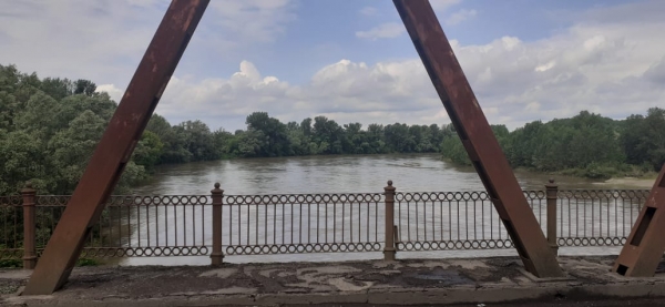 На Закарпатье мужчину едва не унесло течением реки в Венгрию
                                                                                