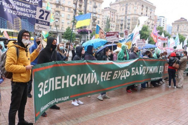 Центр Киева сковали заторы из-за перекрытого митингующими Крещатика
                                                                                