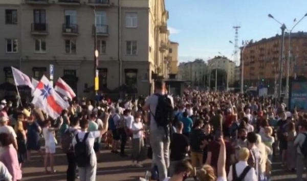 Беларусь содрогнулась от мощных протестов, милиция избивает и пакует всех подряд - "Бацька очень боится" Беларусь содрогнулась от мощных протестов, милиция избивает и пакует всех подряд - "Бацька очень боится"