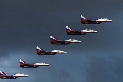 РФ хочет бросить в бой свою авиацию: самолеты и вертолеты стягиваются к границам с Украиной - FT
РФ хочет бросить в бой свою авиацию: самолеты и вертолеты стягиваются к границам с Украиной - FT