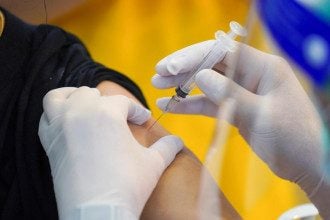 Запрет на работу и тюремный срок: медикам грозит серьезное наказание за подделку COVID-сертификатов
Запрет на работу и тюремный срок: медикам грозит серьезное наказание за подделку COVID-сертификатов