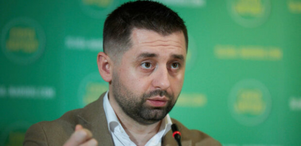 Давид Арахамия из "Слуги народа" оконфузился из-за сковороды и Ди Каприо: в школе поставили бы двойку Давид Арахамия из "Слуги народа" оконфузился из-за сковороды и Ди Каприо: в школе поставили бы двойку