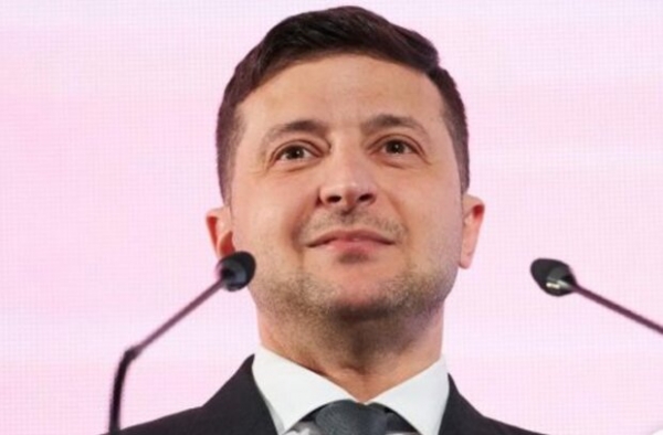 Владимир Зеленский приравнял е-паспорта к бумажным: что позволит новый документ Владимир Зеленский приравнял е-паспорта к бумажным: что позволит новый документ