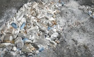 "Запломбировали": на Луганщине ямы на дороге засыпали слепками челюстей
"Запломбировали": на Луганщине ямы на дороге засыпали слепками челюстей
