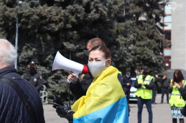 
Продукты тоннами идут на помойку, а клиенты "стучат" на мастеров: как украинский бизнес выживает на карантине
 