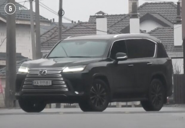 Пополняют элитный автопарк и незадекларированное поместье: семья нардепа Мамояна купается в роскоши во время войны