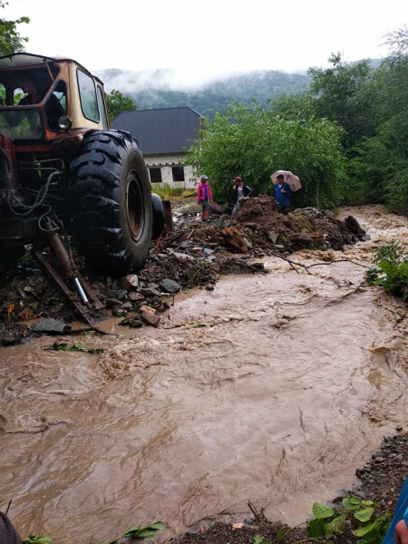 Вода по пояс и плавающие машины: дожди на Закарпатье превратили несколько сел в реки
