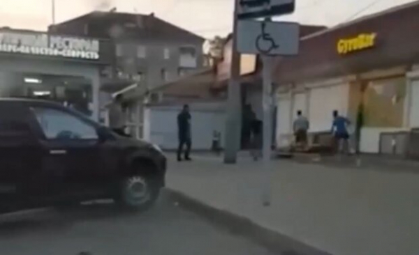 Неизвестные напали на таксиста с молотком за то, что он снимал драку на видео Неизвестные напали на таксиста с молотком за то, что он снимал драку на видео