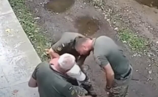 Представитель ТЦК бил гражданского в живот, пока напарники держали за руки Представитель ТЦК бил гражданского в живот, пока напарники держали за руки