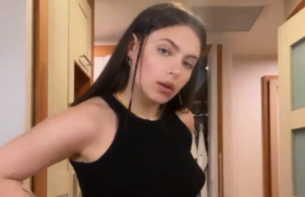 Дочь Елены Кравец из "Квартала 95" Маша почти без одежды всколыхнула Сеть нежным поцелуем: быстро растут чужие дети