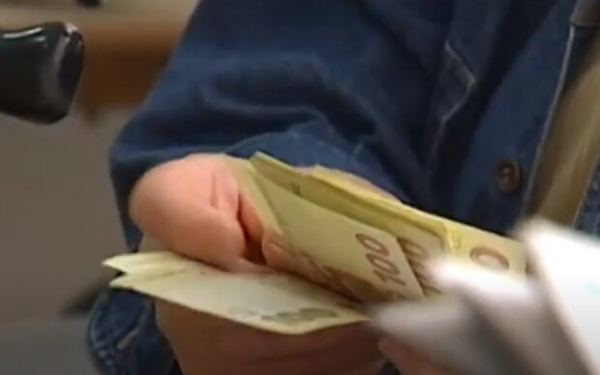 Украинцам выдают сразу два вида денежной помощи: кто может оформить выплаты Украинцам выдают сразу два вида денежной помощи: кто может оформить выплаты