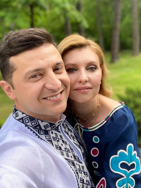 
Зеленские поздравили украинцев с Днем вышиванки ярким фото
 