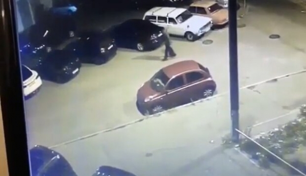 Поджог Tesla Богдана зафиксировала камера: к авто подходил неизвестный мужчина с сумкой Поджог Tesla Богдана зафиксировала камера: к авто подходил неизвестный мужчина с сумкой