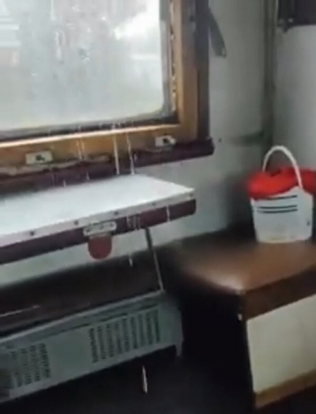 Пассажиров затопило прямо в вагоне поезда Укрзализныци — вода лилась на головы людям, как из ведра Пассажиров затопило прямо в вагоне поезда Укрзализныци — вода лилась на головы людям, как из ведра