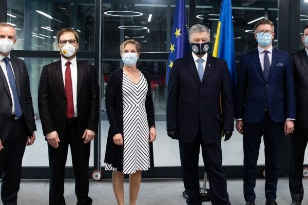 Порошенко встретился с послами Балтийских и Скандинавских стран в Украине: о чем говорили
Порошенко встретился с послами Балтийских и Скандинавских стран в Украине: о чем говорили