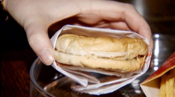 Аномальная вкуснятина: последний чизбургер McDonald's в Исландии прекрасно сохранился спустя 13 лет