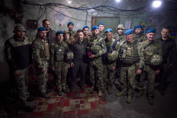 Зеленский приехал на фронт и вручил награды украинским морпехам
