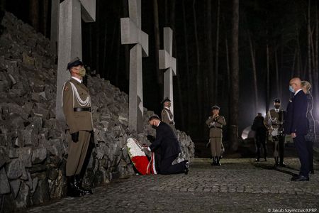 Президент Польши в Быковне почтил память жертв Катынского преступления Президент Польши в Быковне почтил память жертв Катынского преступления