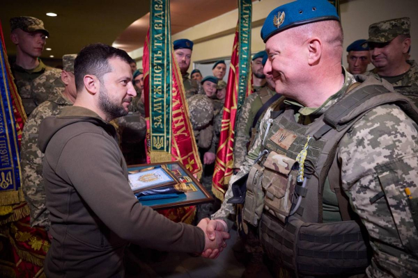 Зеленский приехал на фронт и вручил награды украинским морпехам
