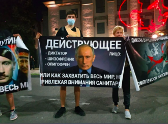 В Киеве возле посольства РФ "подожгли Кремль"
В Киеве возле посольства РФ "подожгли Кремль"