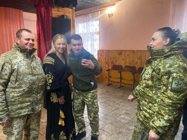 Арсен Мирзоян с друзьями поехал к пограничникам – звезды споют для военных на Востоке Арсен Мирзоян с друзьями поехал к пограничникам – звезды споют для военных на Востоке