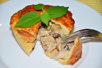 И никакого гарнира не нужно: рецепт ароматных пирогов с грибами и курицей, сыр поставит вкусную точку