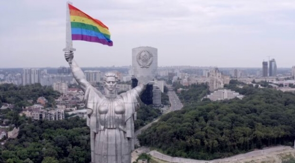 Родина-Мать сменила меч на радужный флаг - "Мама поймет и поддержит" Родина-Мать сменила меч на радужный флаг - "Мама поймет и поддержит"