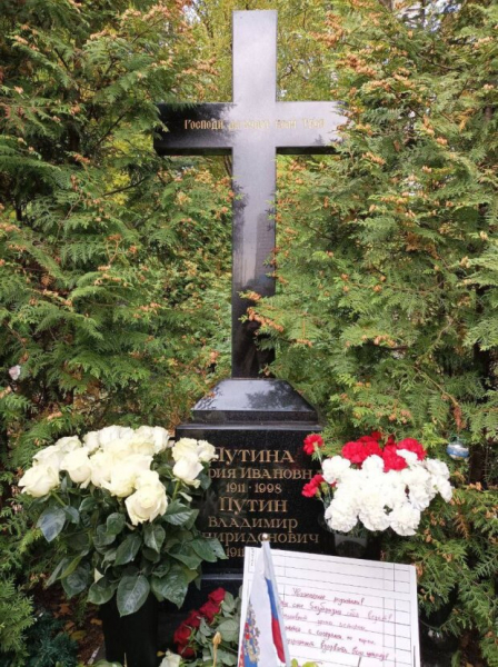 Россияне нашли родителей путина: "Сын безобразно себя ведет" Россияне нашли родителей путина: "Сын безобразно себя ведет"
