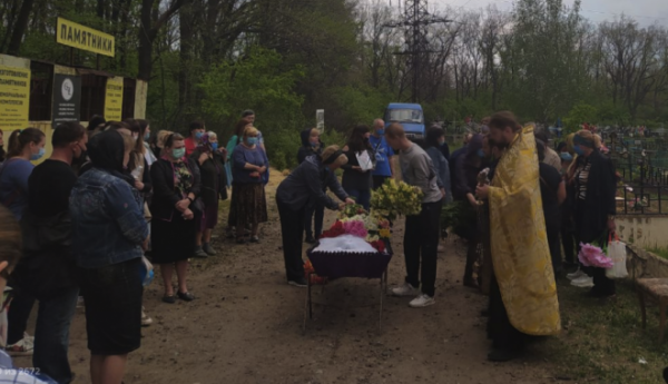 Односельчане до сих пор не могут уснуть: под Харьковом простились с жестоко убитой девочкой
Односельчане до сих пор не могут уснуть: под Харьковом простились с жестоко убитой девочкой