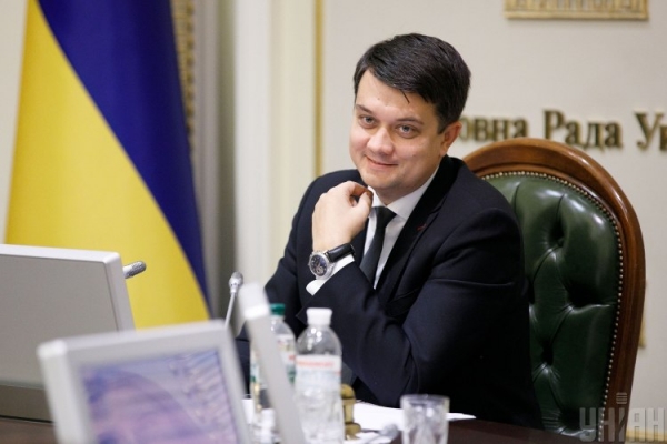 Миллионы у должников и роскошный автопарк: Разумков показал декларацию
Миллионы у должников и роскошный автопарк: Разумков показал декларацию