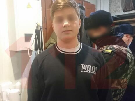 Парень напал на родителей и 5-летнюю племянницу с ножом и пистолетом: целился в голову Парень напал на родителей и 5-летнюю племянницу с ножом и пистолетом: целился в голову