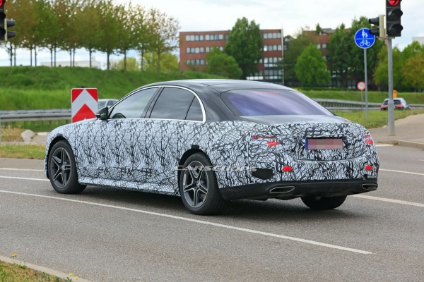 Новый флагман Mercedes-Benz покажут осенью
Новый флагман Mercedes-Benz покажут осенью
