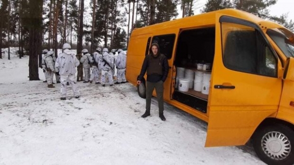 Военные на востоке встречают первые тонны праздничного оливье: "Мы вас любим!" Военные на востоке встречают первые тонны праздничного оливье: "Мы вас любим!"