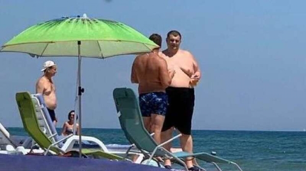 В трусах и с бокалом пива: "слугу народа" засекли на курорте под Одессой
В трусах и с бокалом пива: "слугу народа" засекли на курорте под Одессой